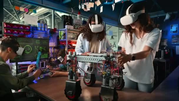 Grupo Jóvenes Gafas Haciendo Experimentos Robótica Laboratorio Robots Sobre Mesa — Vídeos de Stock