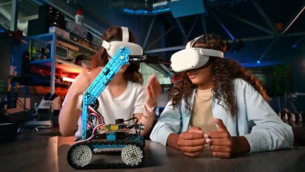 Δύο Νεαρές Γυναίκες Γυαλιά Εικονικής Πραγματικότητας Κάνουν Πειράματα Στη Ρομποτική — Αρχείο Βίντεο