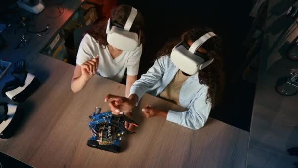 两名戴Vr眼镜的年轻女性在实验室做机器人实验 格格不入的机器人在桌子上 — 图库视频影像