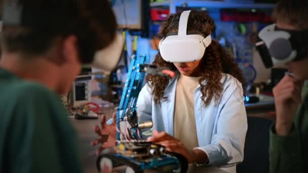 Grupa Młodych Ludzi Okularach Przeprowadzających Eksperymenty Robotyki Laboratorium Robot Stole — Wideo stockowe