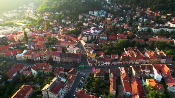Romanya Nın Brasov Kentindeki Hava Aracı Görüntüsü Eski Binaları Yeşillikleri — Stok video