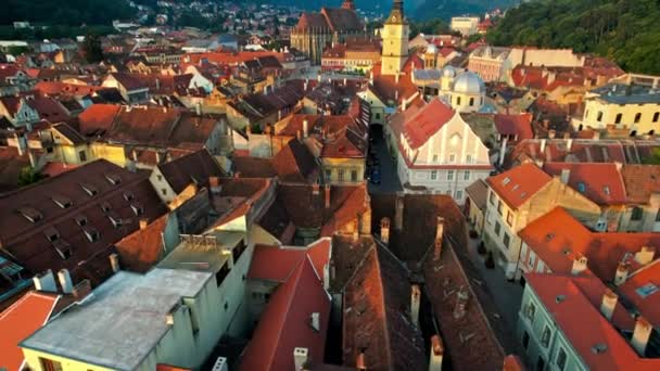 Drohnenaufnahme Von Brasov Rumänien Altstadt Mit Alten Gebäuden Und Viel — Stockvideo