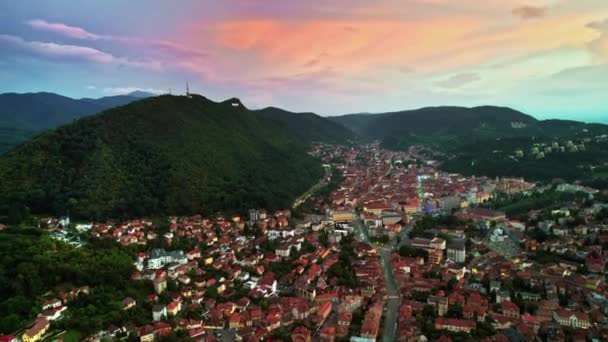 Drohnenaufnahme Von Brasov Bei Sonnenuntergang Rumänien Altes Stadtzentrum Mit Alten — Stockvideo