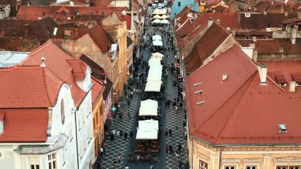 Drohnenaufnahme Von Brasov Rumänien Altstadt Mit Fußgängerzone Und Vielen Fußgängern — Stockvideo