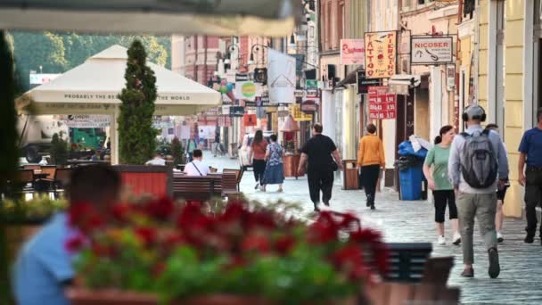 ブルスーヴ ロマニア 巨大な27 2023 街のストリートビュー 古い建物や歩いている人 — ストック動画