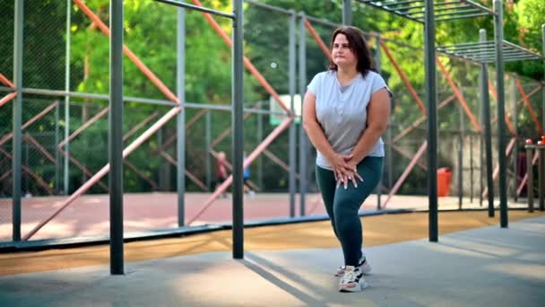 Túlsúlyos Szürke Pólóban Leggings Gyakorló Sportpályán Egy Parkban Hogy Lefogy — Stock videók