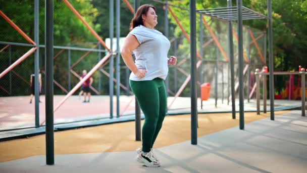 Mujer Con Sobrepeso Camiseta Gris Polainas Ejercitándose Campo Deportivo Parque — Vídeos de Stock