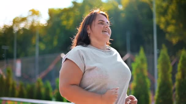 Γυναίκα Υπέρβαρο Τρέξιμο Στο Πάρκο Ξημέρωμα Τρόπος Ζωής Γυμναστικής — Αρχείο Βίντεο