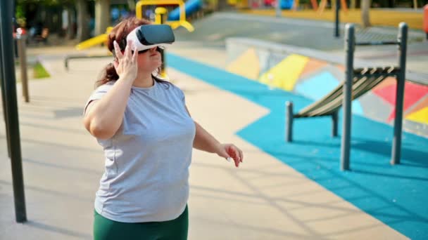 Mujer Con Sobrepeso Camiseta Gris Polainas Ejercitándose Campo Deportes Parque — Vídeos de Stock