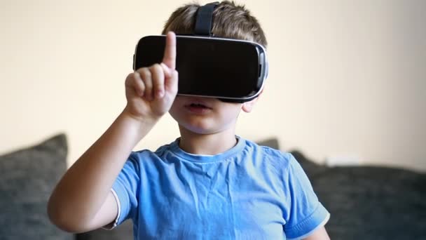 Blond Jongetje Dat Thuis Een Virtual Reality Headset Draagt Kijk — Stockvideo
