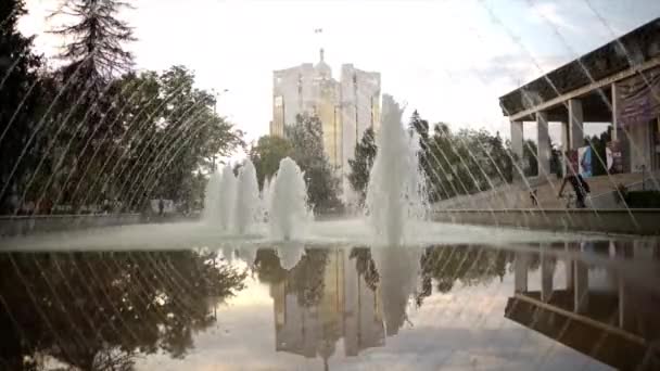 Кисинау Молдова Сентября 2023 Здание Президентства Отражениями Фонтане Возле Национального — стоковое видео