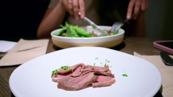 Kvinna Äter Biffköttsallad Restaurang — Stockvideo