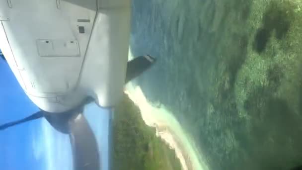 Verticaal Scherm Van Vensterweergave Van Een Vliegtuig Dat Malediven Landt — Stockvideo