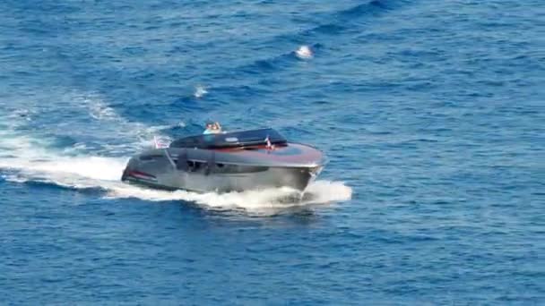 Monaco Monaco Sierpnia 2023 Widok Pływający Jacht Ludźmi Pokładzie Pobliżu — Wideo stockowe