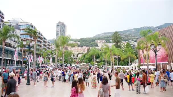 Monaco Monaco 2023年8月19日 位于蒙特卡洛赌场前的广场上 有许多人和绿地 背景是建筑物 — 图库视频影像