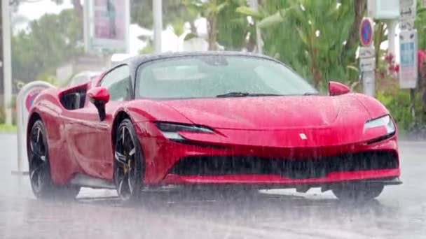 Canes France Eylül 2023 Yağmurda Park Etmiş Kırmızı Ferrari Sf90 — Stok video