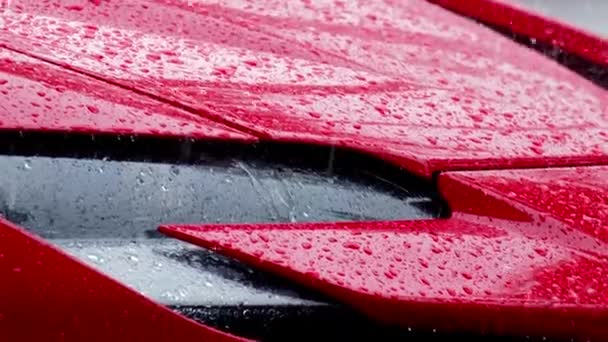 在雨中看到一辆停着的红色超级轿车的前灯 慢动作 — 图库视频影像