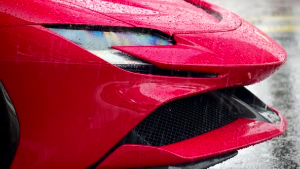 Yağmurda Park Etmiş Kırmızı Bir Süper Arabanın Tarafı Görünüyor Yavaş — Stok video