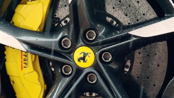 Canes France Eylül 2023 Yağmurda Park Halindeki Ferrari Sf90 Stradale — Stok video