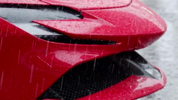 Вид Передню Частину Припаркованого Червоного Суперкара Під Дощем Повільний Рух — стокове відео