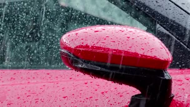 Blick Auf Den Außenspiegel Eines Geparkten Roten Supersportwagens Regen Zeitlupe — Stockvideo