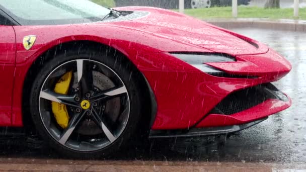 Kannes Francja Wrzesień 2023 Widok Przednią Część Zaparkowanego Czerwonego Ferrari — Wideo stockowe