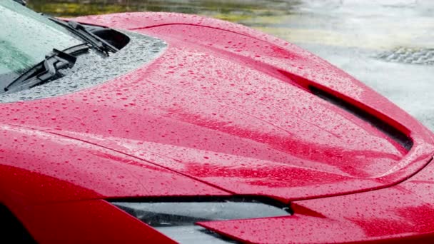 Yağmurda Park Etmiş Kırmızı Bir Süper Arabanın Kaputu Görünüyor Yavaş — Stok video