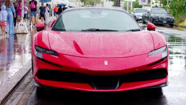 Cannes France Eylül 2023 Yağmurda Park Etmiş Kırmızı Ferrari Sf90 — Stok video