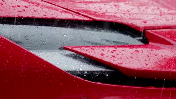 Yağmurda Park Etmiş Kırmızı Bir Süper Arabanın Işıkları Görünüyor Yavaş — Stok video