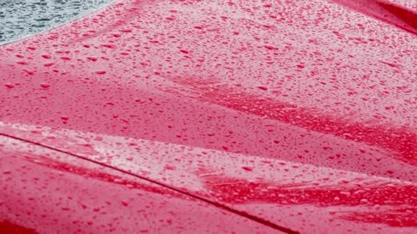 Zicht Kap Van Een Geparkeerde Rode Superauto Regen Langzame Beweging — Stockvideo