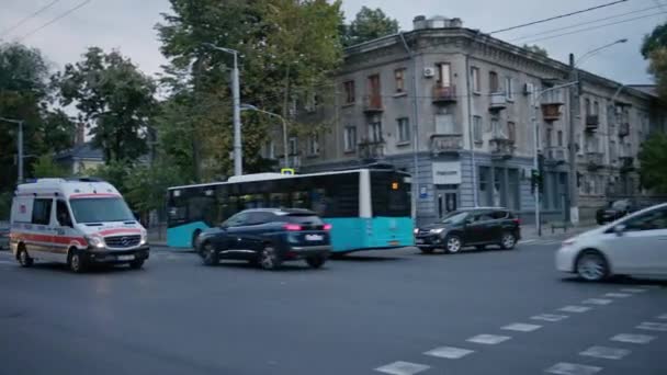 Chisinau Moldova Septiembre 2023 Vista Una Ambulancia Movimiento Una Carretera — Vídeos de Stock