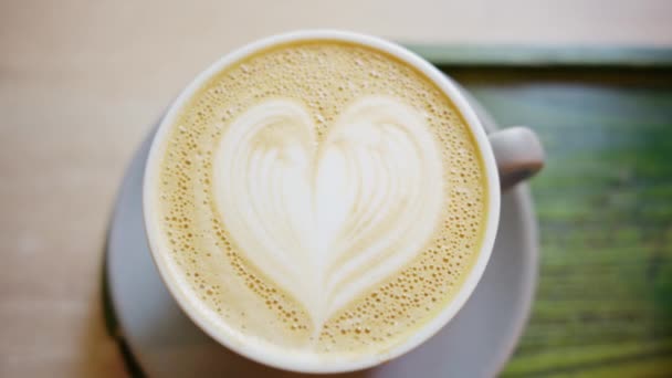 Zavřít Vertikální Pohled Kávovou Pěnu Malovaným Srdcem — Stock video
