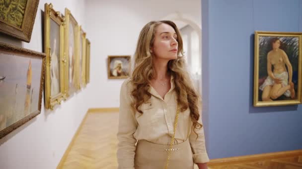 芝加哥 莫尔道瓦 2023年9月21日 一位金发女子走进一个美术馆 看着墙上的多幅绘画 慢动作 — 图库视频影像