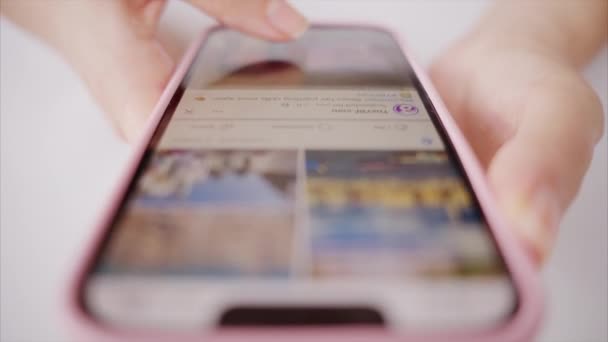 Chisinau Moldova 2023 スマートフォン上のソーシャルメディアアプリでフィードをスクロールする女性の近いビュー — ストック動画