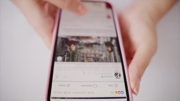Chisinau Moldova 2023 スマートフォン上のソーシャルメディアアプリでフィードをスクロールする女性の近いビュー — ストック動画