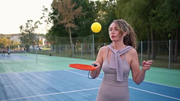Frau Spielt Pickleball Mit Gelbem Ball Auf Einem Platz — Stockvideo