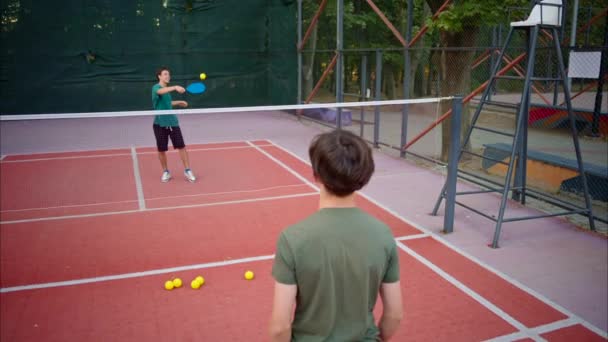 Мальчики Играют Пиклбол Желтым Мячом Синим Веслом Корте — стоковое видео
