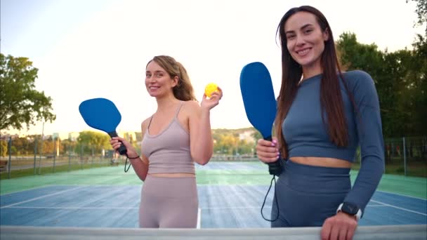 Vrouwen Poseren Met Pickleball Een Baan Met Gele Bal Blauwe — Stockvideo