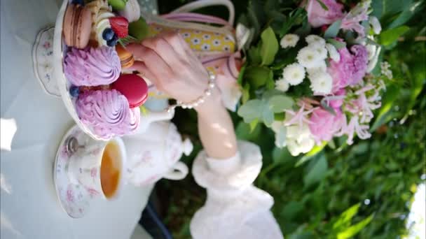 Sammansättning Med Blommor Makaroner Sötsaker Öken Och Kaffe Och — Stockvideo