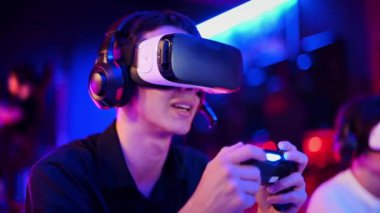 İki genç arkadaş oyun konsolu olarak VR kulaklıkları ve kulaklıklarla oyun konsolu oynuyorlar. Oyun bloknotları kullanarak, fasulye çuvallarının üzerinde otururken konuşup gülümsüyorlar. Mavi ve kırmızı aydınlatma