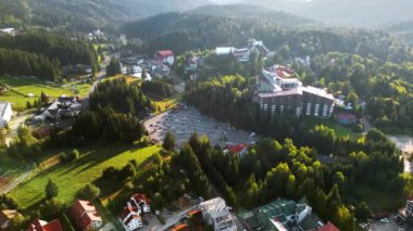 Romanya 'nın Allah Brasov kentinin insansız hava aracı görüntüsü. Dağ yakınlarında otelleri ve parkları olan küçük bir kasaba, yemyeşil ormanlarla kaplı.