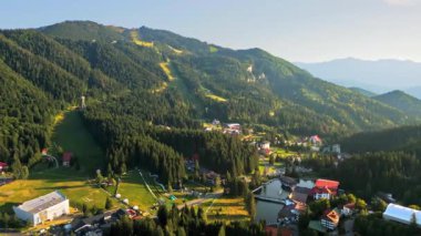 Romanya 'nın Allah Brasov kentinin insansız hava aracı görüntüsü. Dağ yakınlarında otelleri ve teleferiği olan küçük bir kasaba.