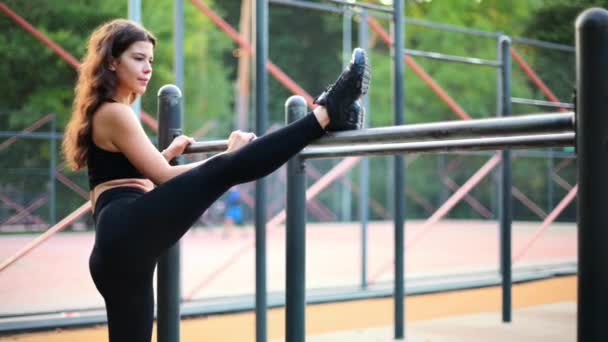 Eşofmanlı Gülümseyen Kadın Parkta Spor Sahasında Egzersiz Yapıyor — Stok video