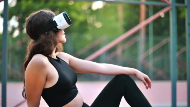 Lächelnde Frau Mit Headset Trainingsanzug Auf Einer Yogamatte Auf Einem — Stockvideo