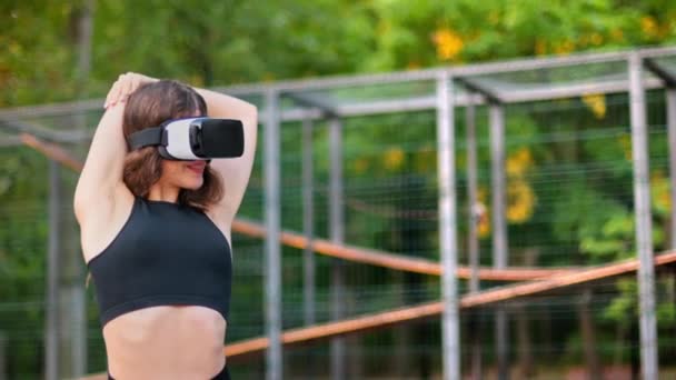Lächelnde Frau Mit Headset Trainingsanzug Bei Übungen Auf Dem Sportplatz — Stockvideo