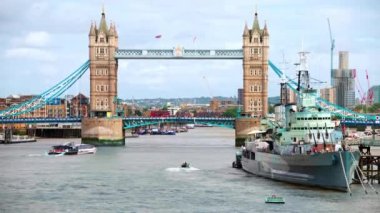 Londra şehir merkezindeki Thames Nehri manzarası, Birleşik Krallık. Kule Köprüsü ve demirli HMS Belfast müze gemisi, diğer demirli ve yüzen tekneler
