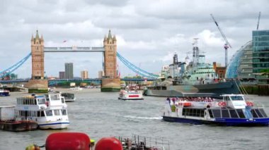 LONDON, UNITED KINGDOM - 12 Eylül 2023: Thames nehrinin Tower Bridge ve demirli HMS Belfast müze gemisi, diğer demirli ve yüzen tekneler görüntüsü