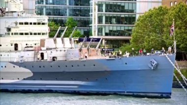 LONDON, UNITED KINGDOM - 12 Eylül 2023: Thames Nehri 'nde turistlerle birlikte demirlemiş HMS Belfast müze gemisinin görüntüsü