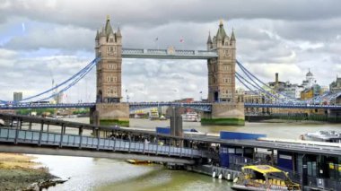 LONDON, BİRLİK KINGDOM - 12 Eylül 2023: Thames Nehri 'nin Kule Köprüsü ve diğer demirlemiş ve yüzen teknelerle görüntüsü