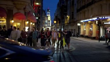Londra, BİRLİK KINGDOM - 12 Eylül 2023: akşam şehir merkezinin sokak manzarası. Yürüyen insanlar, taşınan arabalar, kafeler ve klasik binalar, aydınlatma